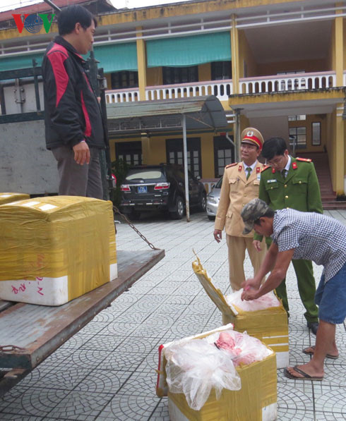 Bắt xe chở nội tạng thối. Bắt xe chở nội tạng thối.