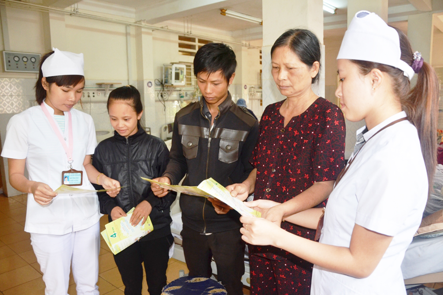 Cán bộ y tế tuyên truyền biện pháp phòng-chống HIV/AIDS. Ảnh: T.Đ Cán bộ y tế tuyên truyền biện pháp phòng-chống HIV/AIDS. Ảnh: T.Đ