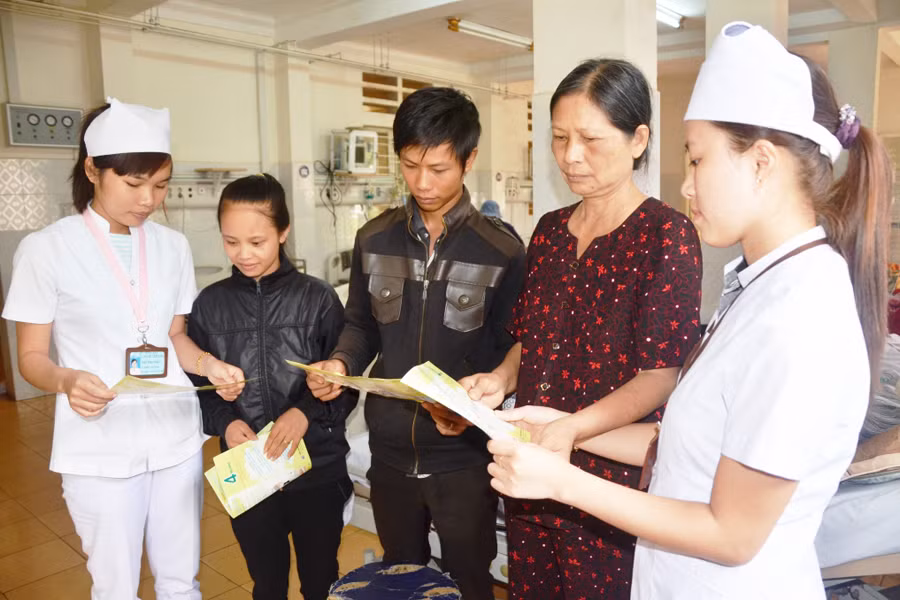 Cán bộ y tế tuyên truyền biện pháp phòng-chống HIV/AIDS. Ảnh: T.Đ