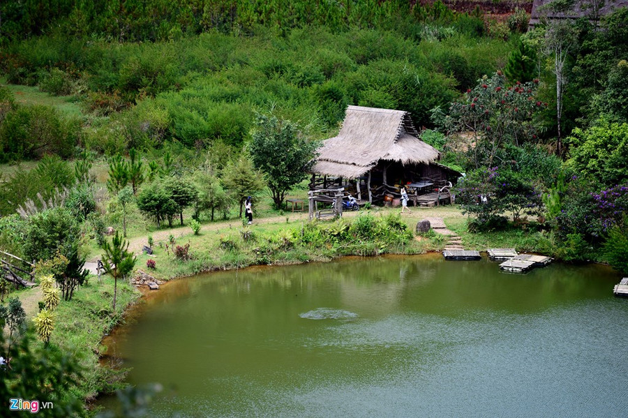 Ẩn hiện giữa đồi thông ven hồ, ven suối là những ngôi nhà gỗ xinh xắn theo lối kiến trúc Tây Nguyên. a