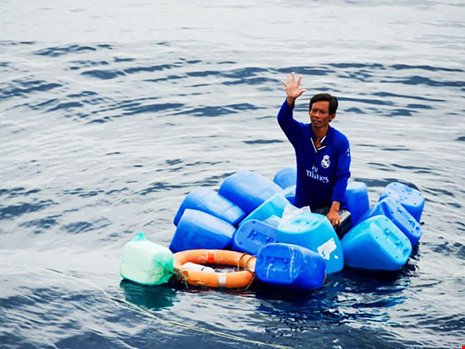Sau bốn ngày lênh đênh trên biển, anh Dư được cứu và đưa về TP. Hồ Chí Minh. Sau bốn ngày lênh đênh trên biển, anh Dư được cứu và đưa về TP. Hồ Chí Minh.