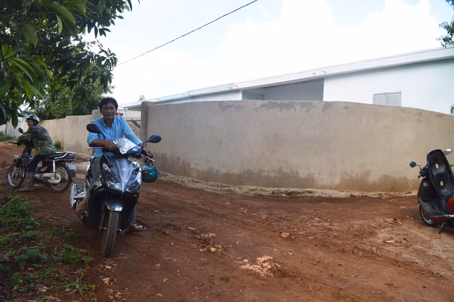 Việc thực hiện tiêu chí nhà ở và đường giao thông nông thôn ở huyện Chư Pah còn gặp khó khăn. Ảnh. Đ.Y