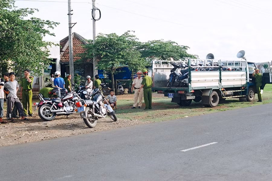 Lực lượng làm nhiệm vụ bảo đảm trật tự an toàn giao thông. Ảnh: T.N