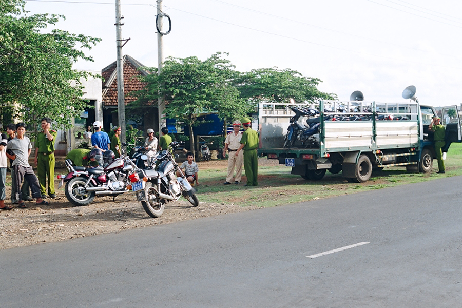 Lực lượng làm nhiệm vụ bảo đảm trật tự an toàn giao thông. Ảnh: T.N Lực lượng làm nhiệm vụ bảo đảm trật tự an toàn giao thông. Ảnh: T.N