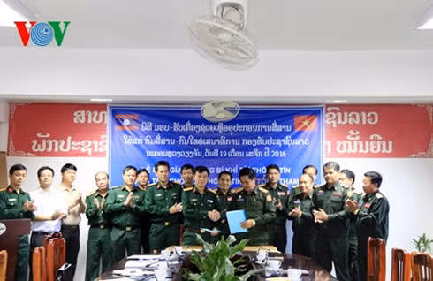 Bộ Quốc phòng Việt Nam bàn giao thiết bị thông tin cho phía Lào.