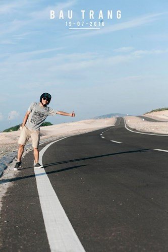 Điểm đặc biệt ở con đường này chính là những cồn cát trắng phau nối đuôi nhau trải dài dọc 2 bên đường đi.