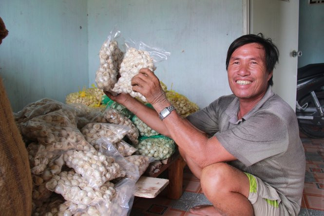 Tỉ phú tỏi chân đất Lê Tân, 52 tuổi, ở xã Ninh Phước, Ninh Hòa, Khánh Hòa. Tỉ phú tỏi chân đất Lê Tân, 52 tuổi, ở xã Ninh Phước, Ninh Hòa, Khánh Hòa.