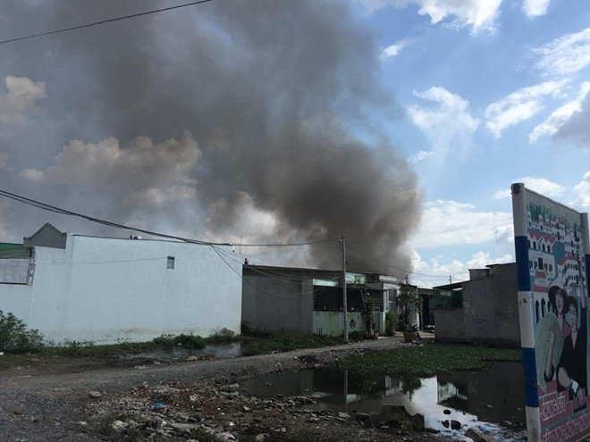 Khói đen từ đám cháy bốc cao hàng chục mét. Khói đen từ đám cháy bốc cao hàng chục mét.