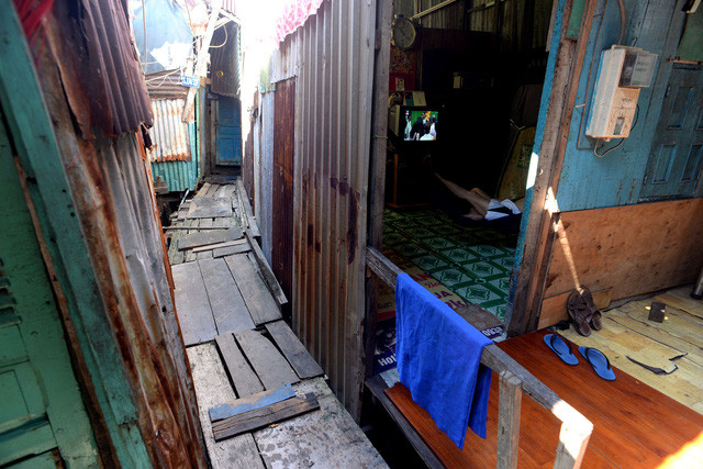 Tôn, gỗ là những vật dụng đơn giản nhất để có thể tạo nên những căn nhà ở khu 