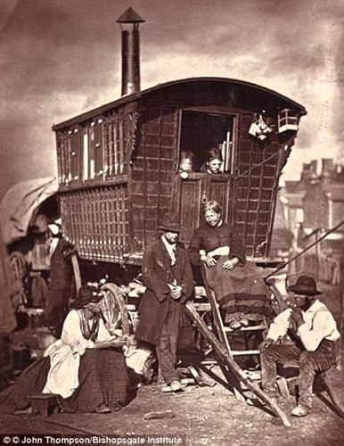 Những bức ảnh quý hiếm của nhiếp ảnh gia Thompson đã được đăng tải trên tạp chí Street Life (Cuộc sống đường phố) ở London. Những bức ảnh quý hiếm của nhiếp ảnh gia Thompson đã được đăng tải trên tạp chí Street Life (Cuộc sống đường phố). ở London.