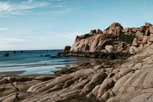 Cù lao Câu có những bãi đá với đủ các hình khối kỳ thú.