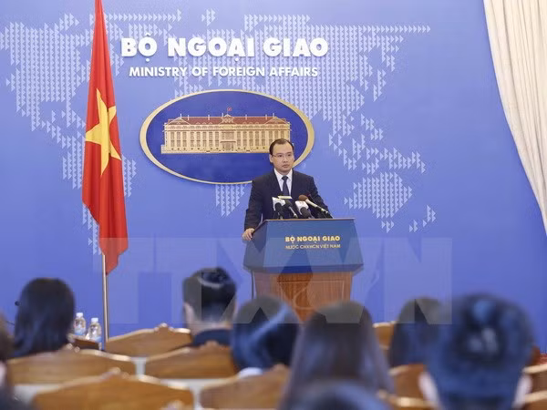 Người phát ngôn Bộ Ngoại giao Lê Hải Bình phát biểu tại buổi họp báo. (Ảnh: An Đăng/TTXVN)