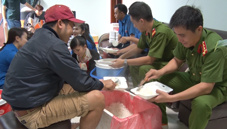 Niềm vui trên khuôn mặt của các chiến sĩ Công an phường Yên Đổ. Ảnh: L.A Niềm vui trên khuôn mặt của các chiến sĩ Công an phường Yên Đổ. Ảnh: L.A