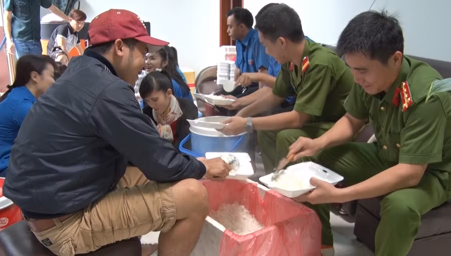 Niềm vui trên khuôn mặt của các chiến sĩ Công an phường Yên Đổ. Ảnh: L.A