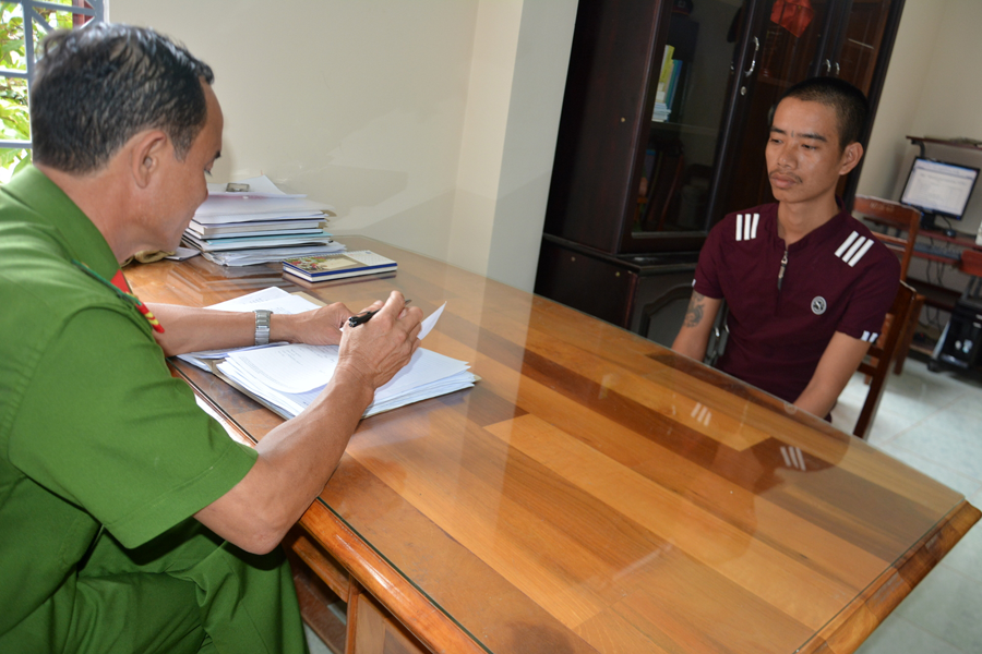 Đối tượng Nguyễn Anh Huyện tại cơ quan điều tra. Đối tượng Nguyễn Anh Huyện tại cơ quan điều tra.