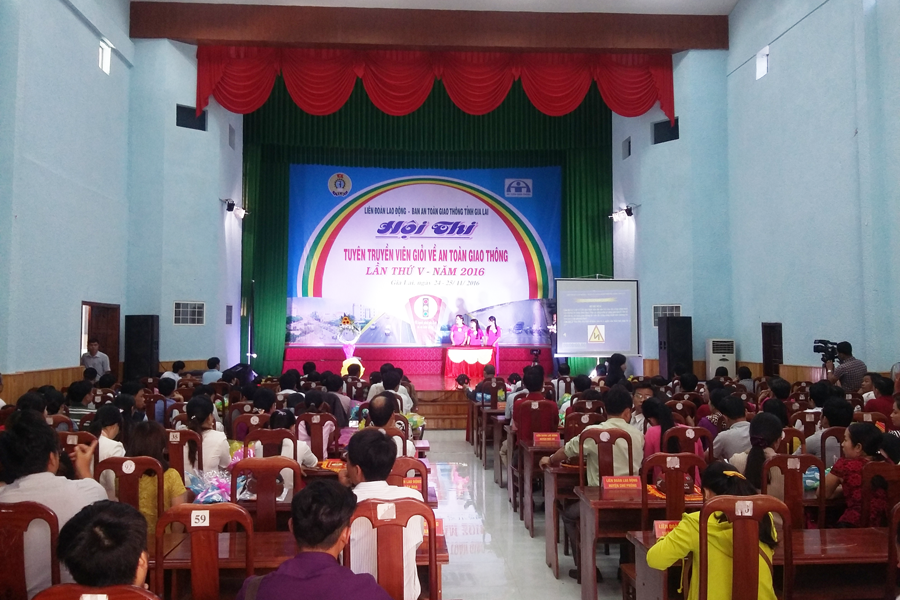 Đội thi huyện Chư Pưh thi phần thi kiến thức. Ảnh: L.A