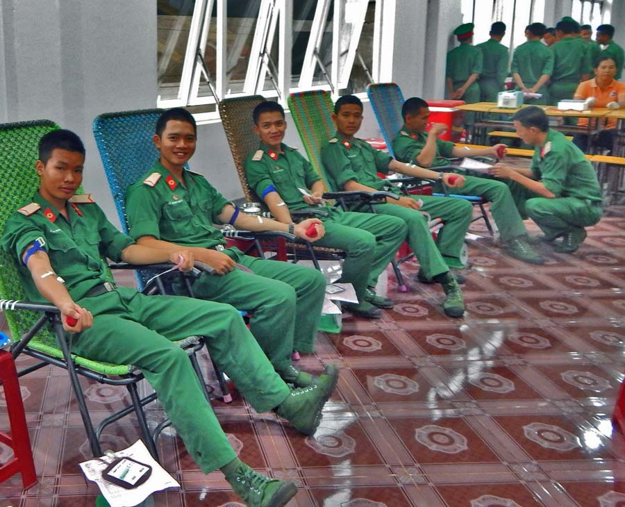  Đông đảo cán bộ, chiến sĩ, giáo viên, học viên Trường Cao đẳng Nghề 21 tham gia hiến máu tình nguyện. Ảnh: Sơn Tùng
