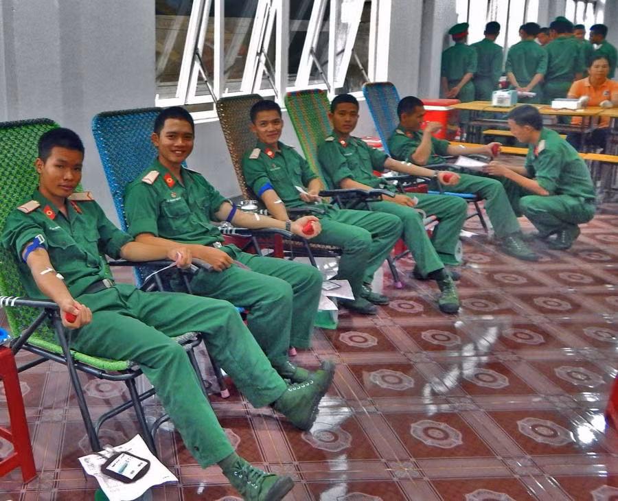  Đông đảo cán bộ, chiến sĩ, giáo viên, học viên Trường Cao đẳng Nghề 21 tham gia hiến máu tình nguyện. Ảnh: Sơn Tùng