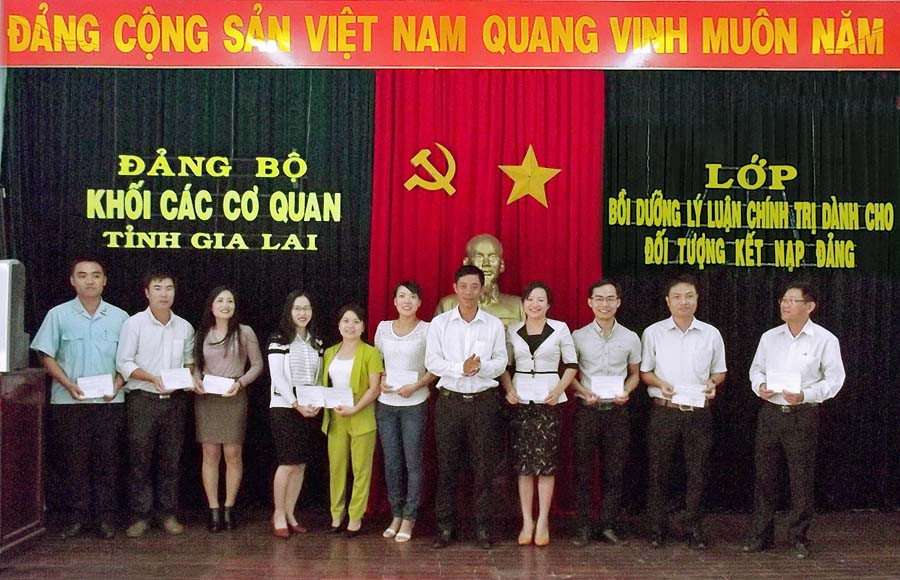  Trao Chứng nhận bồi dưỡng chính trị cho quần chúng ưu tú. Ảnh: T.N