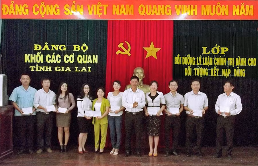  Trao Chứng nhận bồi dưỡng chính trị cho quần chúng ưu tú. Ảnh: T.N