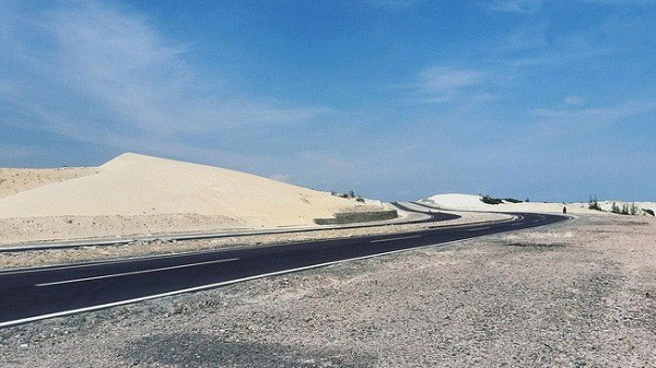 Với vẻ đẹp của mình, Bàu Trắng - Phan Rí Cửa (Bình Thuận) được mệnh danh là cung đường ven biển quyến rũ bậc nhất.