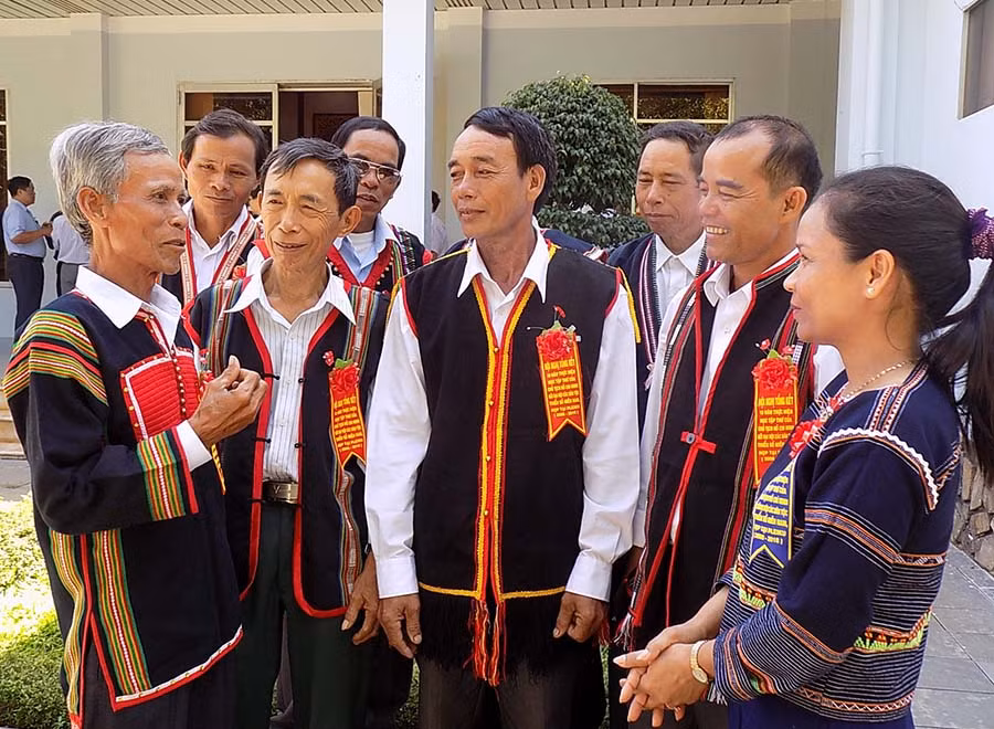 Trao đổi kinh nghiệm tuyên truyền vận động quần chúng vùng dân tộc thiểu số. Ảnh: Thanh Nhật