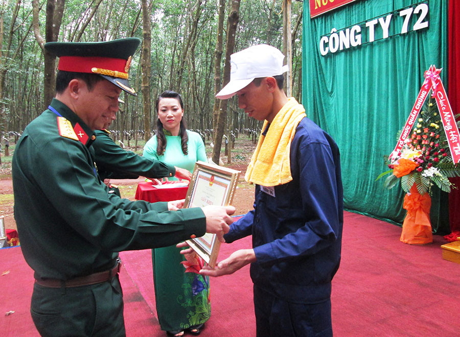 Đại úy Nguyễn Cảnh Quang-Giám đốc Công ty trao giấy khen cho tuyển thủ đạt danh hiệu “Bàn tay vàng”. Ảnh: Nguyễn Dung Đại úy Nguyễn Cảnh Quang-Giám đốc Công ty trao giấy khen cho tuyển thủ đạt danh hiệu “Bàn tay vàng”. Ảnh: Nguyễn Dung