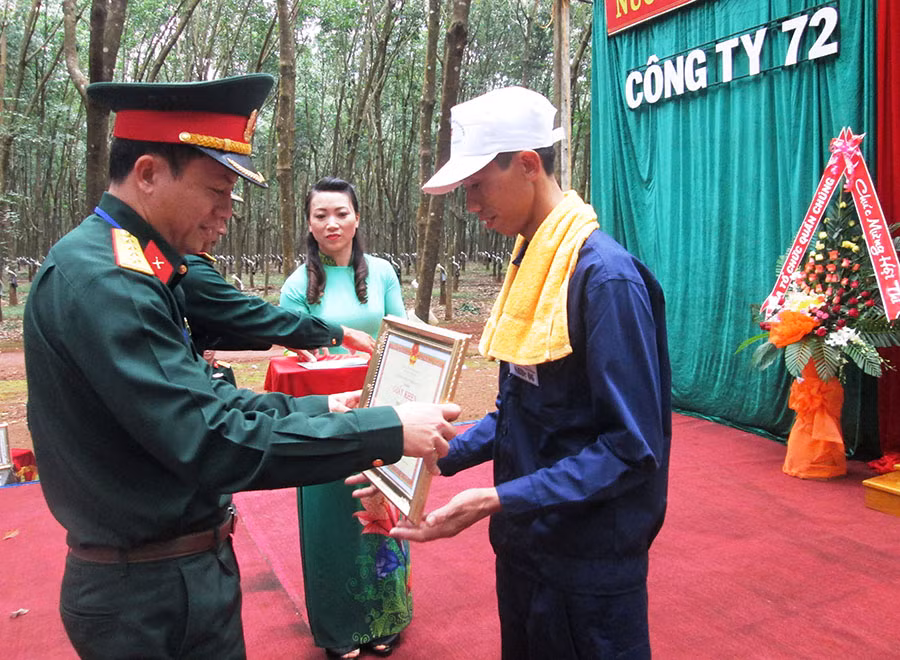 Đại úy Nguyễn Cảnh Quang-Giám đốc Công ty trao giấy khen cho tuyển thủ đạt danh hiệu “Bàn tay vàng”. Ảnh: Nguyễn Dung