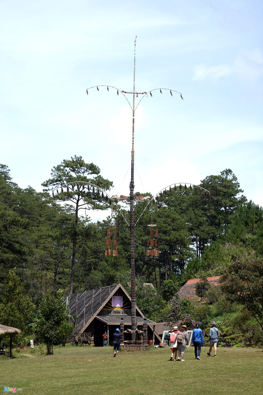 Buổi chiều nơi đây khá yên bình, thơ mộng. Những luồng gió mát thổi gây cảm giác miên man. Thung lũng xanh bảng lảng khói chiều tạo một cảm giác rất khác cho những người lần đầu đặt chân tới làng Cù Lần. a