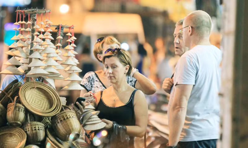 Khách quốc tế tham quan phố cổ Hà Nội.