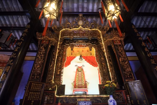 Phía trong long môn là bài vị 108 anh linh - tương truyền là những thương nhân chết oan trên biển vì quan quân tưởng nhầm là cướp biển nên bắn đại bác vào thuyền, sau đó được vua Tự Đức giải oan và sắc phong "Nghĩa Liệt Chiêu Ứng", cấp đất lập miếu thờ phụng. 5