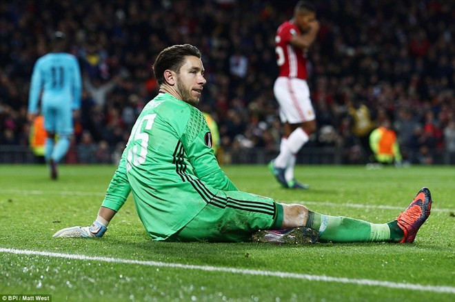 Rooney tỏa sáng, Manchester United thắng hủy diệt Feyenoord ảnh 2 Thủ thành Jones 'đốt lưới nhà.' (Nguồn: Daily Mail)