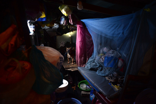 Một căn lều chưa tới 10 m2 tối tăm, bừa bộn, ô nhiễm.