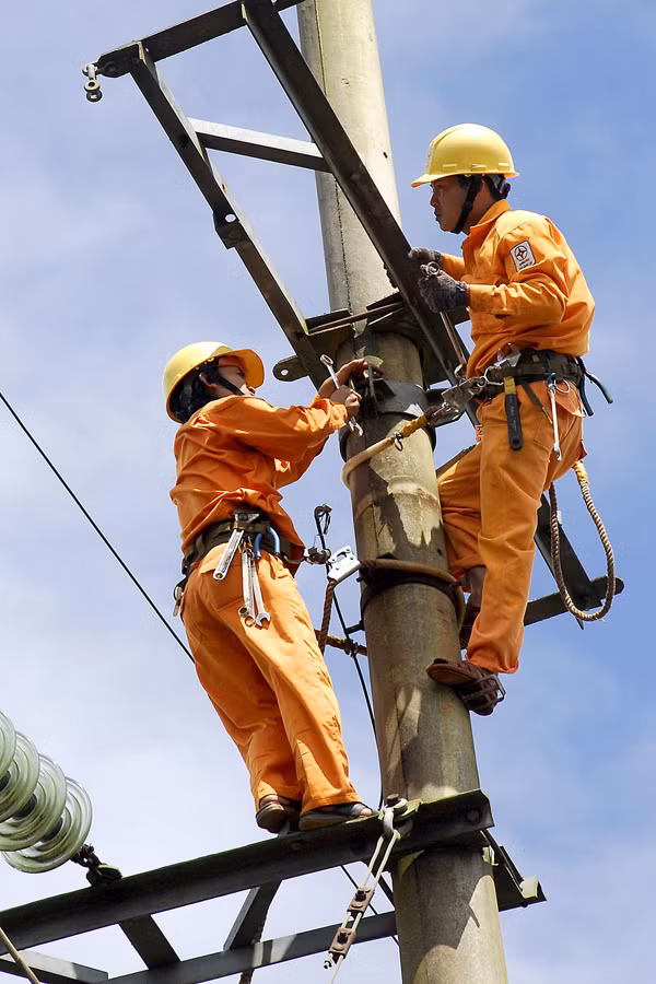 Bảo trì hệ thống điện nông thôn. Ảnh: Đức Thụy