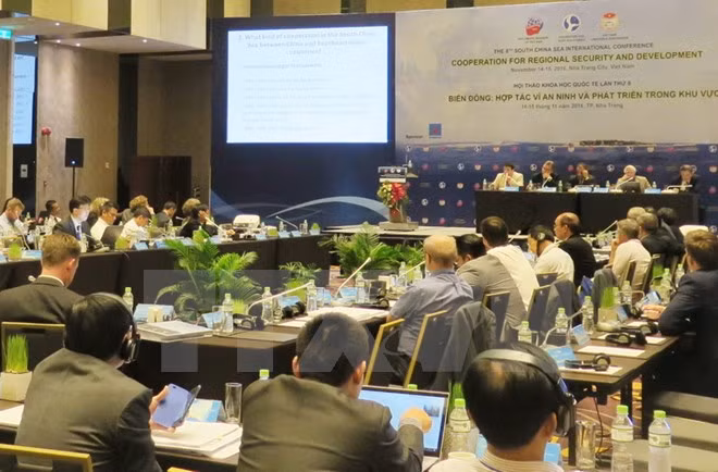 Quang cảnh phiên thảo luận thứ 4 của hội thảo khoa học quốc tế lần thứ tám về Biển Đông. Quang cảnh phiên thảo luận thứ 4 của hội thảo khoa học quốc tế lần thứ tám về Biển Đông.