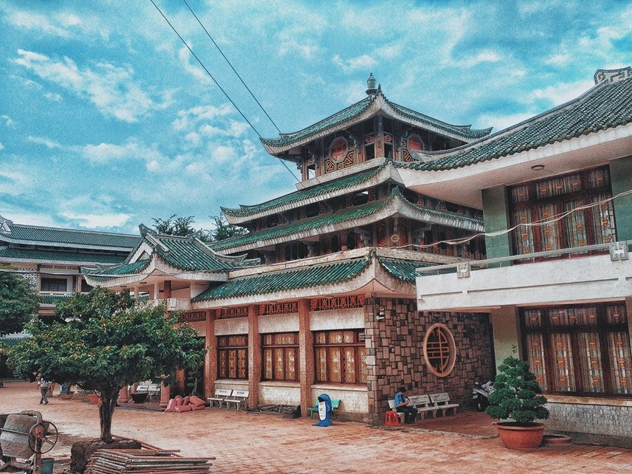 Miếu bà chúa Xứ: Đây là địa điểm du lịch tâm linh có khung cảnh đẹp nổi tiếng của tỉnh An Giang nằm trên núi Sam, thành phố Châu Đốc. Miếu bà Chúa Xứ có hình khối tháp, dạng hoa sen, lợp ngói ống màu xanh kết hợp với nghệ thuật trang trí nét chạm trổ tinh tế, công phu. Miếu bà chúa Xứ: Đây là địa điểm du lịch tâm linh có khung cảnh đẹp nổi tiếng của tỉnh An Giang nằm trên núi Sam, thành phố Châu Đốc. Miếu bà Chúa Xứ có hình khối tháp, dạng hoa sen, lợp ngói ống màu xanh kết hợp với nghệ thuật trang trí nét chạm trổ tinh tế, công phu.