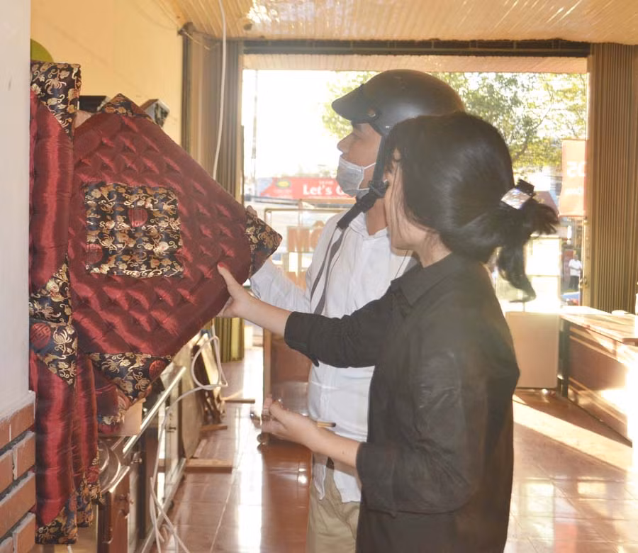 Rất nhiều sản phẩm đồ cũ được khách hàng lựa chọn. Ảnh: L.L Rất nhiều sản phẩm đồ cũ được khách hàng lựa chọn. Ảnh: L.L