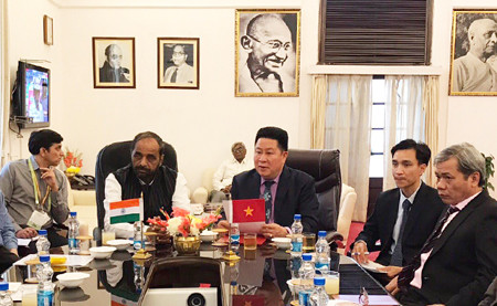 Trung tướng Bùi Văn Thành hội đàm với Quốc vụ Khanh Bộ Nội vụ Ấn Độ Hansai Ganga ram A hir.