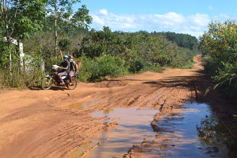 Thực trạng đường liên huyện Ia Grai-Đức Cơ, đoạn gần cầu Lệ Kim. Ảnh: H.C