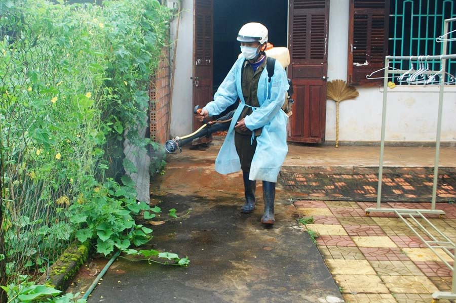  Phun hóa chất diệt muỗi gây bệnh sốt xuất huyết. Ảnh: N.T