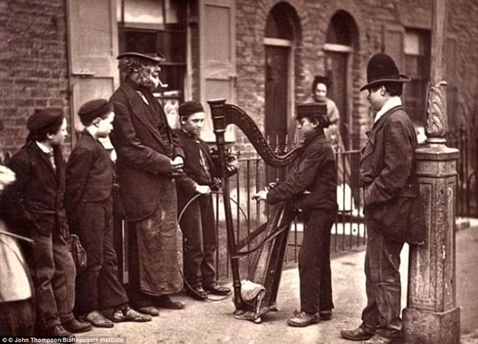 Một người nghệ sĩ đường phố của Anh những năm 1870.