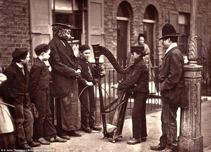 Một người nghệ sĩ đường phố của Anh những năm 1870. Một người nghệ sĩ đường phố của Anh những năm 1870.