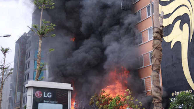 Quán karaoke bốc cháy dữ dội (ảnh: thanhnien)