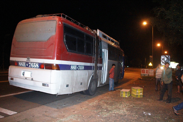 Lực lượng CSGT Công an tỉnh Đak Nông kiểm tra xe khách chở 120 con rắn hổ mang. Lực lượng CSGT Công an tỉnh Đak Nông kiểm tra xe khách chở 120 con rắn hổ mang.