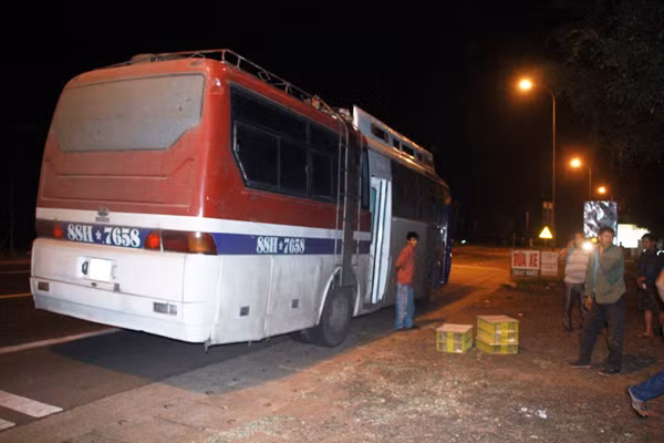 Lực lượng CSGT Công an tỉnh Đak Nông kiểm tra xe khách chở 120 con rắn hổ mang.