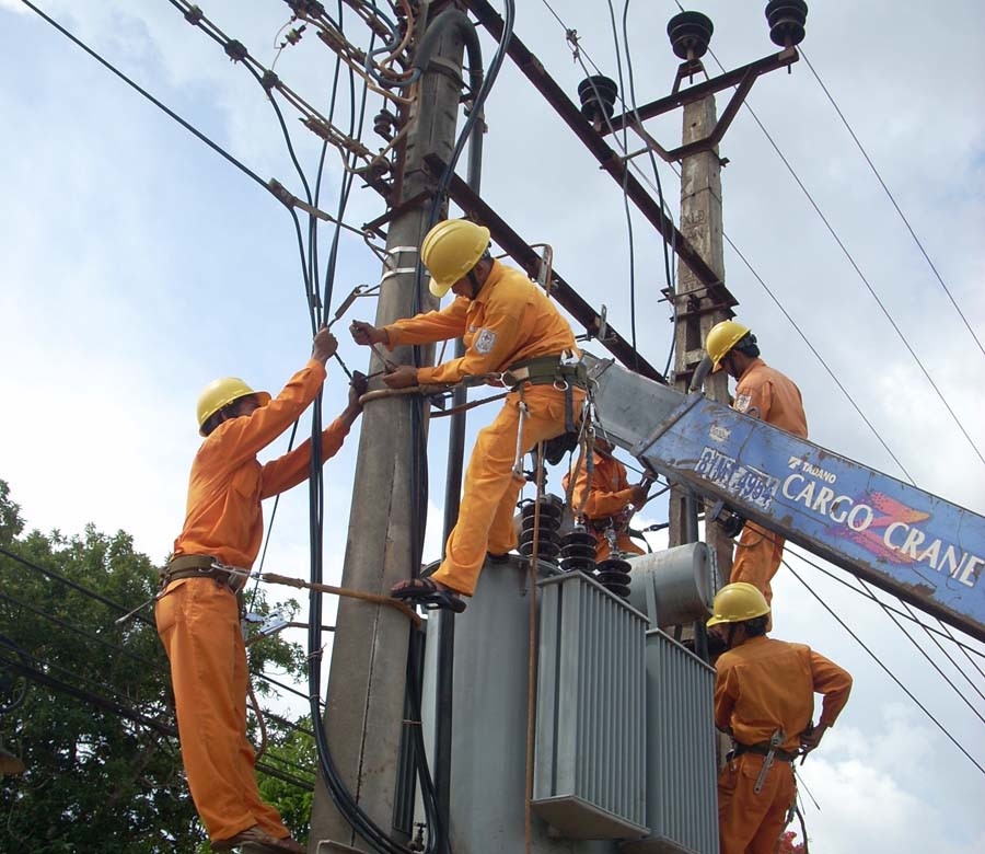 Triển khai việc cấp điện cho Khu công nghiệp Trà Đa mở rộng. Ảnh: T.N  Triển khai việc cấp điện cho Khu công nghiệp Trà Đa mở rộng. Ảnh: T.N