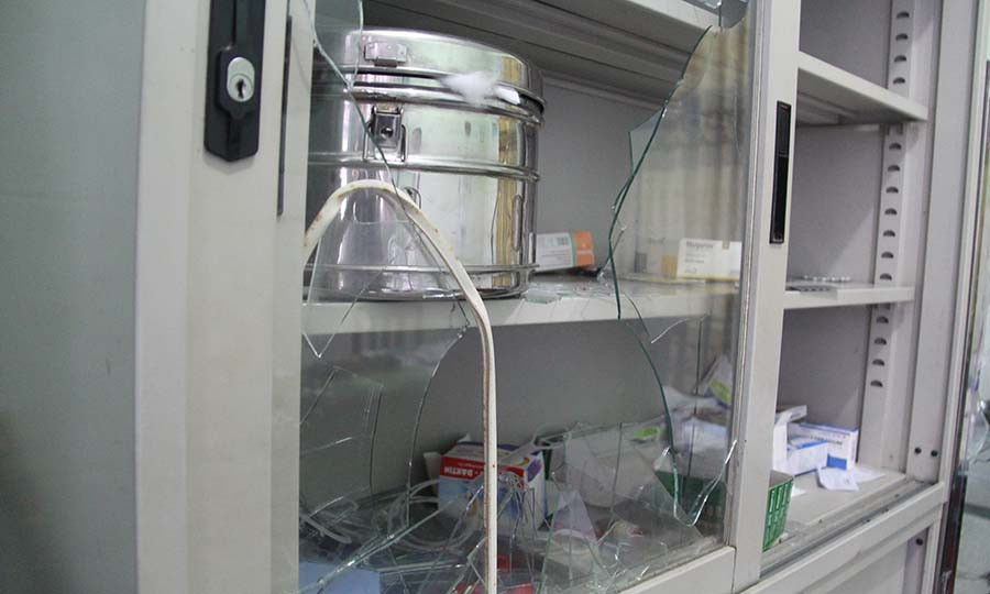 Các học viên đập bể tủ thuốc, lấy hết thuốc dùng để điều trị của cơ sở