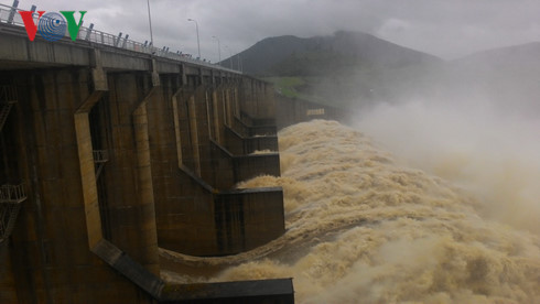 Thủy điện Sông Ba Hạ xả lũ.