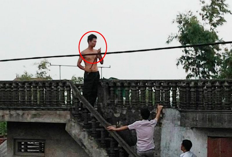 Hùng cầm phớ cố thủ trên trần nhà khi lực lượng chức năng tới nhà làm việc. Hùng cầm phớ cố thủ trên trần nhà khi lực lượng chức năng tới nhà làm việc.