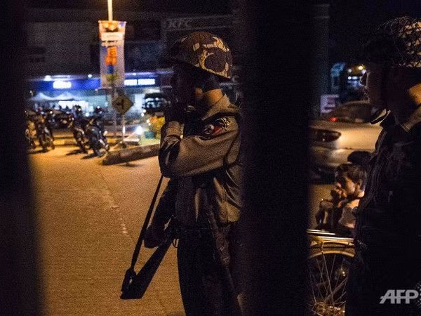 Cảnh sát Myanmar có mặt tại hiện trường vụ nổ bom cách đây 4 ngày. (Nguồn: AFP)